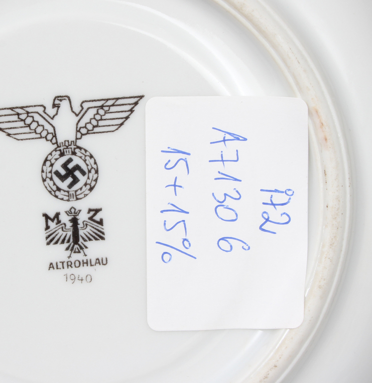 Porcelāna šķīvis ar Vācu armijas simboliku