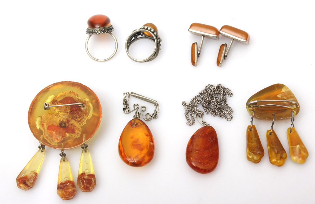 Set of 8 amber items - pair of cufflinks, 2 rings, 2 brooches, 2 pendants