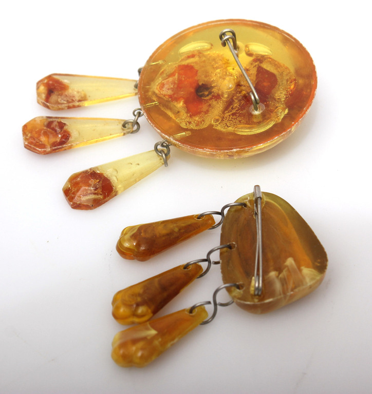 Set of 8 amber items - pair of cufflinks, 2 rings, 2 brooches, 2 pendants