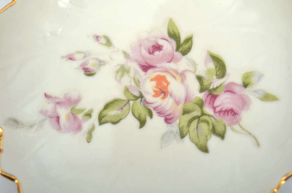 Čerras porcelāna lādītes ar vāciņu un škīvītis ar ziedu motīviem