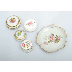 Cherra porcelain caskets with lids and discs with floral motifs