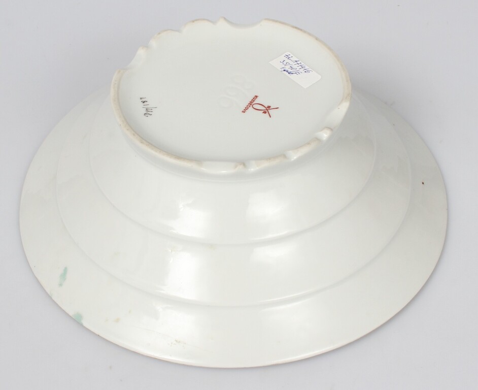Сервировочная тарелка из расписного фарфора