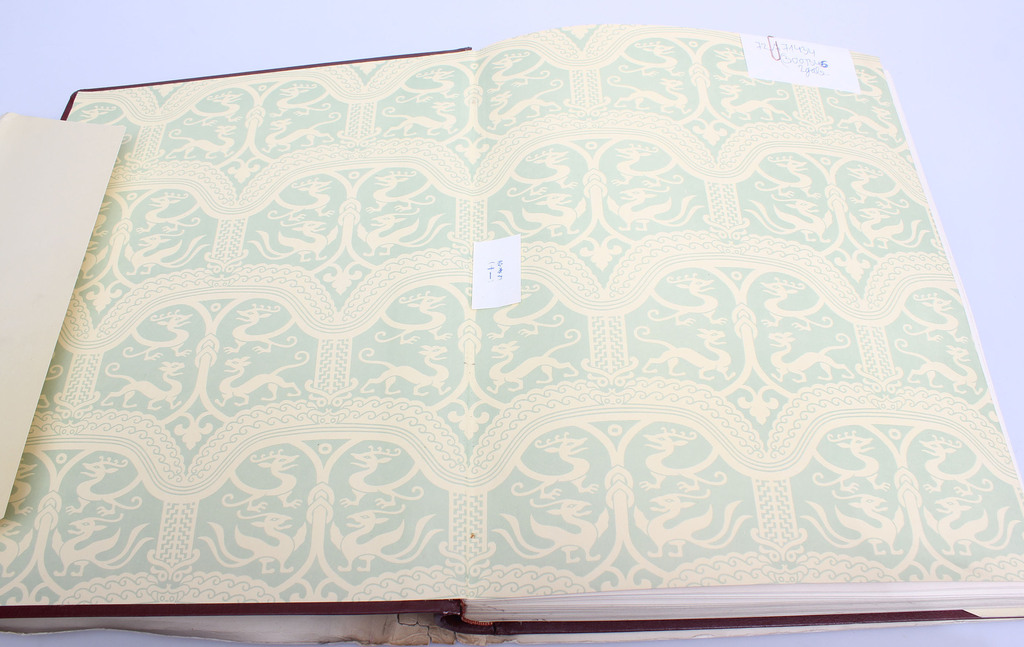 2 lielas grāmatas oriģinālajās kastēs - Lukisan-Lukisan Koleksi Ir. Dr.Sukarno(President Republik Indonesia)