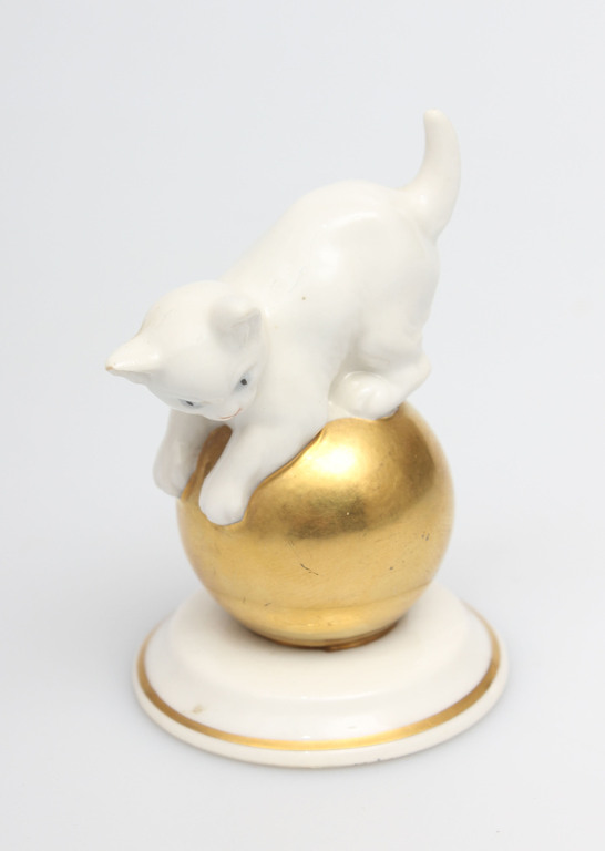 Porcelāna figūriņa ''Kaķis uz bumbas''