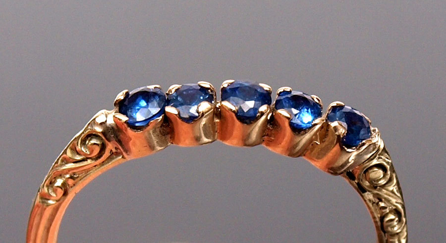 Gold ring with a natural sapphires