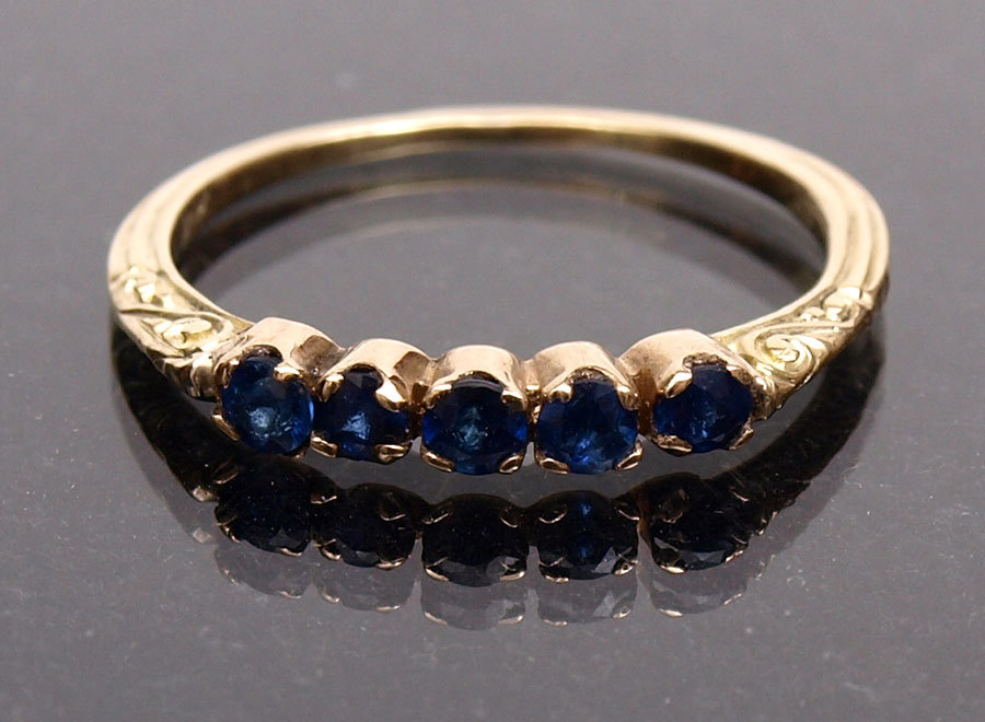 Gold ring with a natural sapphires