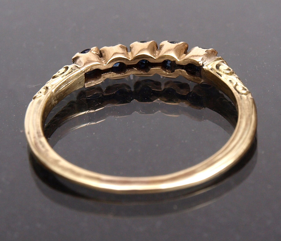Золотое кольцо с сапфирами