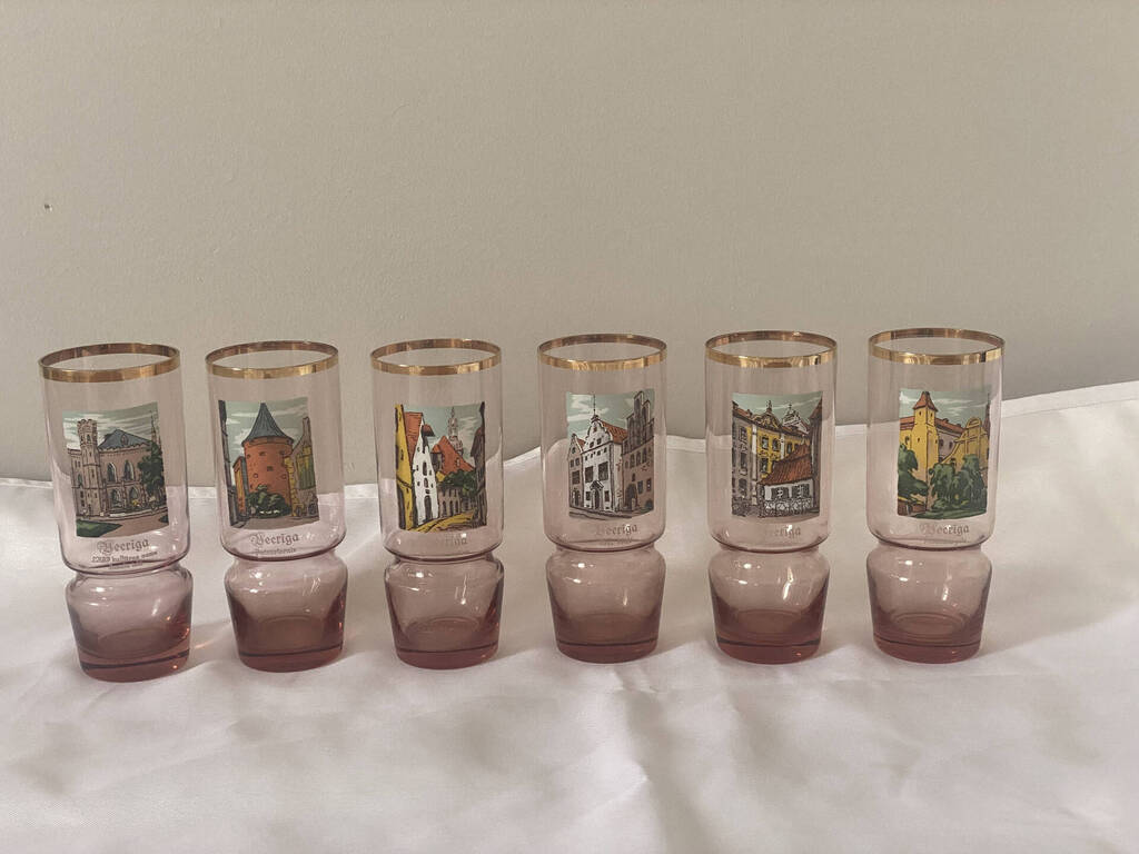 Sešas stikla glāzes 