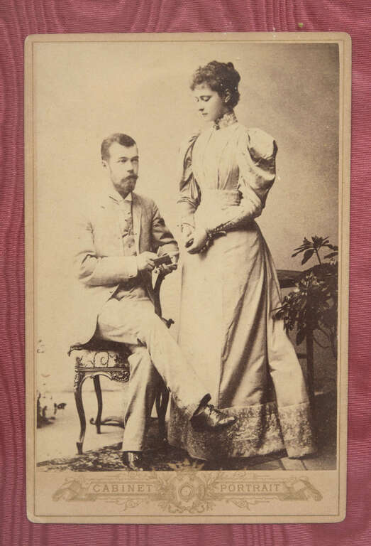 Фотография «Царь Николай II Романов с женой и императрицей Александрой Федоровной» в серебряной рамке.