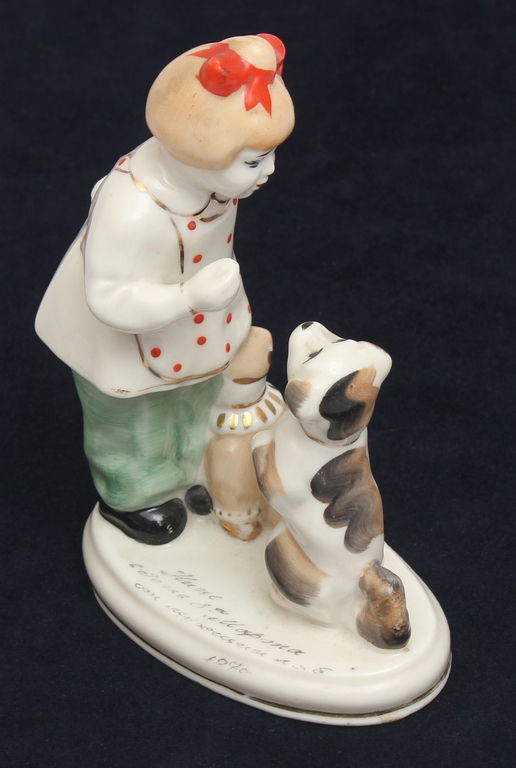 Porcelāna figūra ''Meitene ar suni un plīša lācīti'(