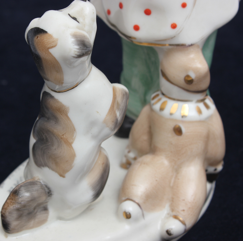 Porcelāna figūra ''Meitene ar suni un plīša lācīti'(