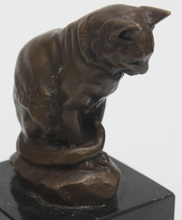Bronzas skulptūra uz marmora pamatnes ''Kaķis''