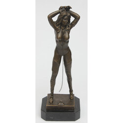 Bronzas skulptūra uz marmora pamatnes ''Sieviete ķēdēs''