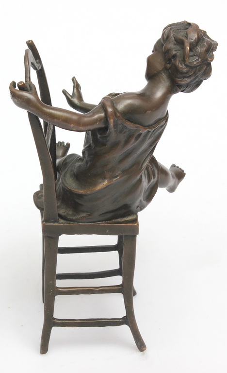 Bronzas  skulptūra uz marmora pamatnes ''Meitene uz krēsla''