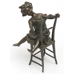 Bronzas  skulptūra uz marmora pamatnes ''Meitene uz krēsla''