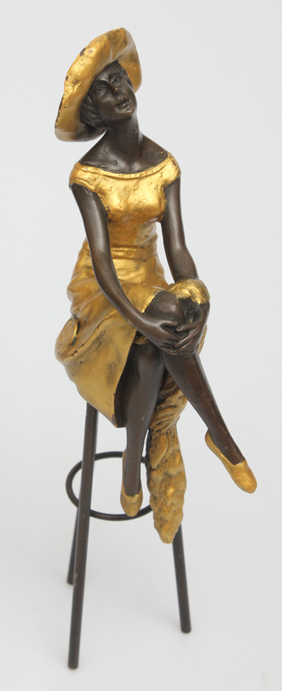 Bronzas skulptūra uz marmora pamatnes ''Meitene uz krēsla''