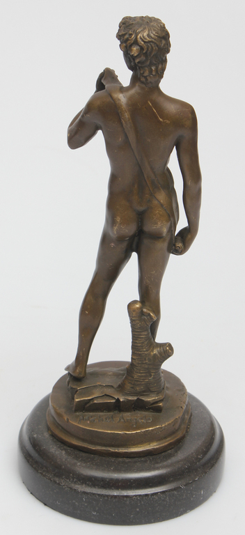 Бронзовая скульптура на мраморном постаменте «Давид».