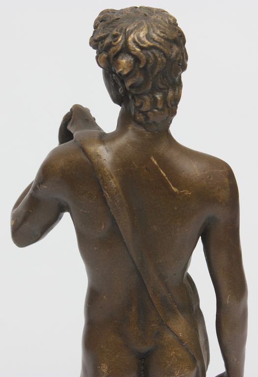 Бронзовая скульптура на мраморном постаменте «Давид».