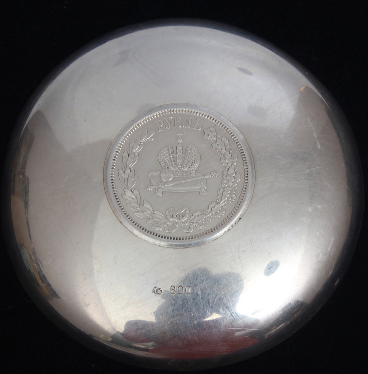 Sudraba trauciņš ar iestrādātu 1883. gada rubļa monētu 