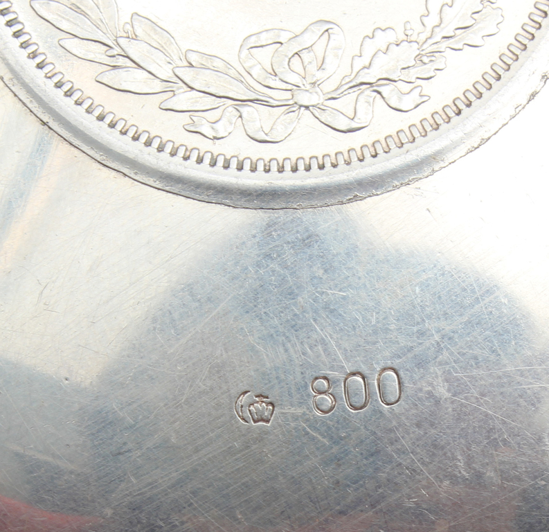 Серебряное блюдо с  рублевой монетой 1883 г.