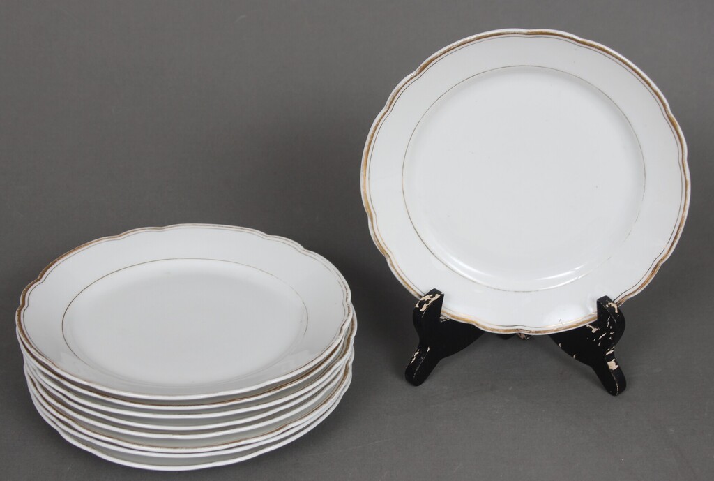 Set of porcelain plates (6+9+7 pcs)