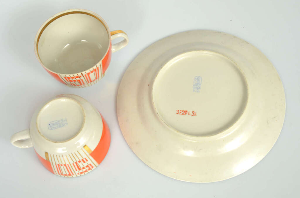 Фарфоровые чайные чашки и тарелки для закусок.