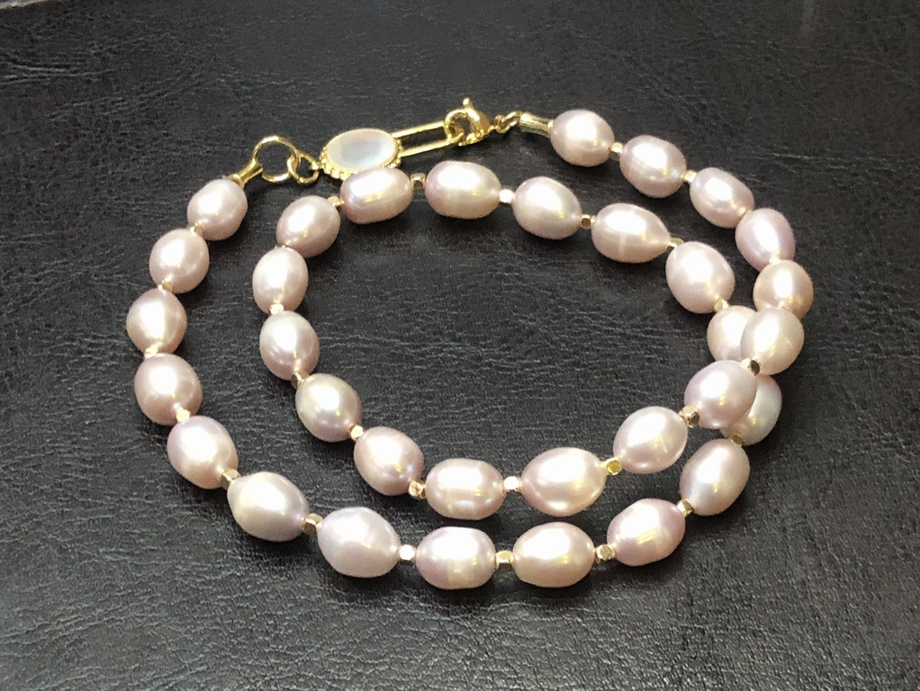 Ожерелье из розового пресноводного жемчуга с застежкой петламутра.