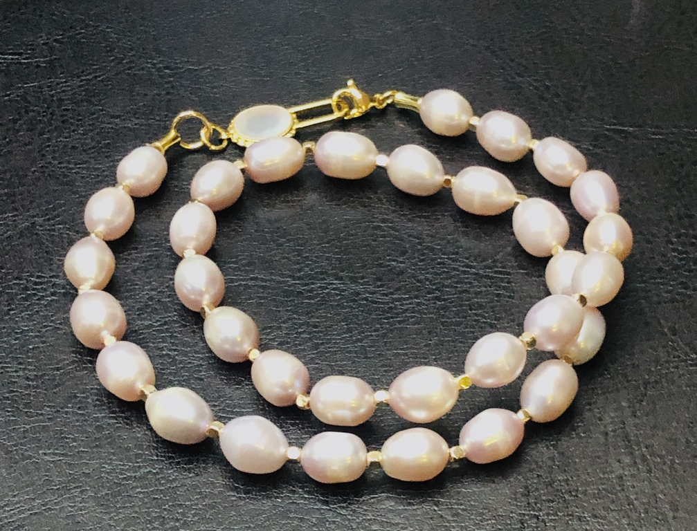 Ожерелье из розового пресноводного жемчуга с застежкой петламутра.