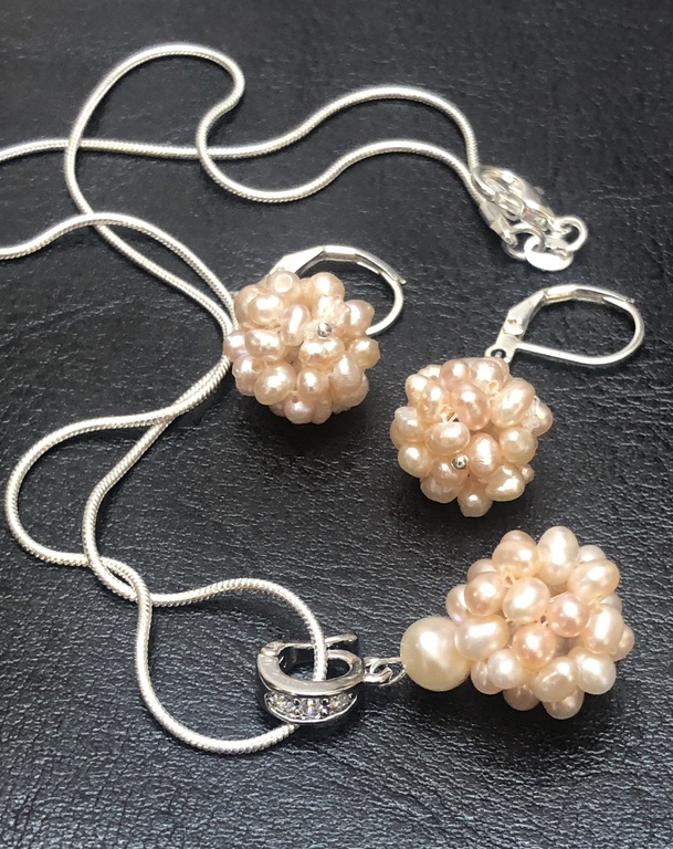 Silver earrings with wild pearls and a pendant in a silver chain.