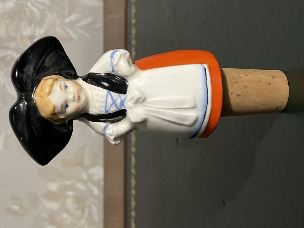 бутылочная фарфоровая шапочка крестьянка в народном костюме, Франция H-11CM