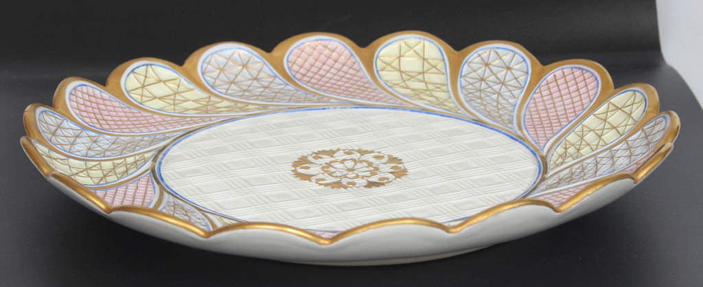 Фарфоровая тарелка в пастельных тонах.