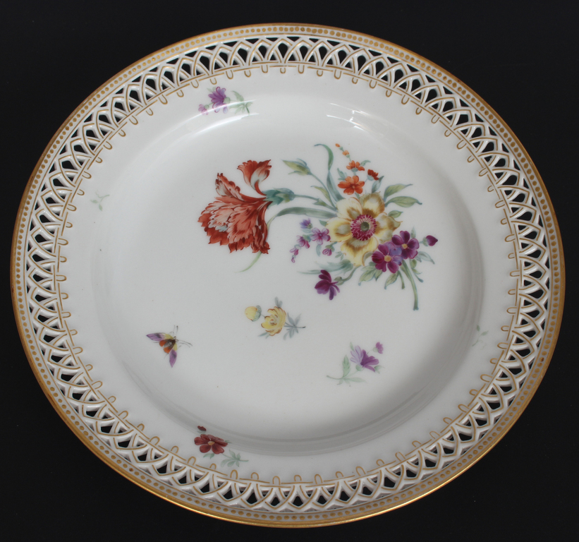 Porcelain plate with floral motif and ornate outer edge