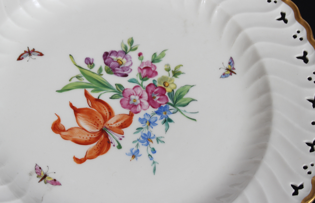 Фарфоровая тарелка с цветочным мотивом 