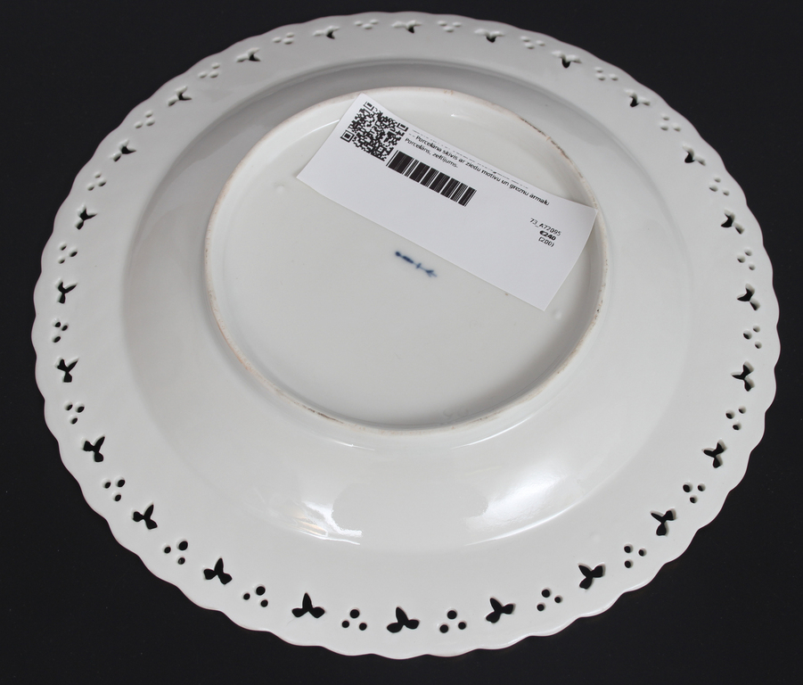 Porcelain plate with floral motif 