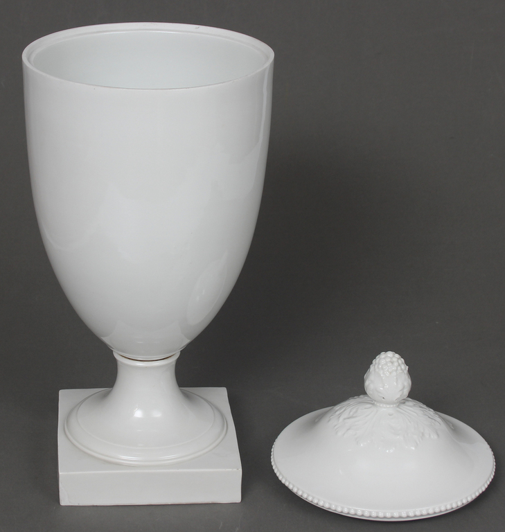 Porcelain urn with lid