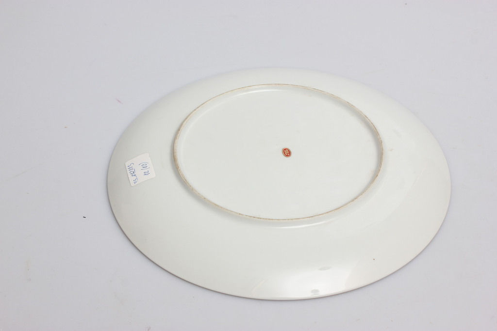 Porcelain plate with flower decoration