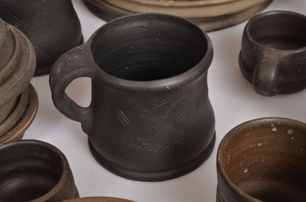 Melnās keramikas priekšmeti - krūzes, šķīvji