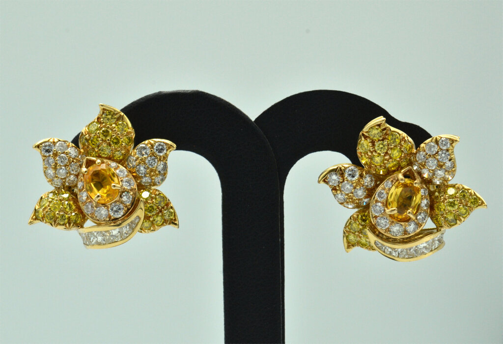 Gold earrings with 126 natural diamonds and 2 natural sapphires