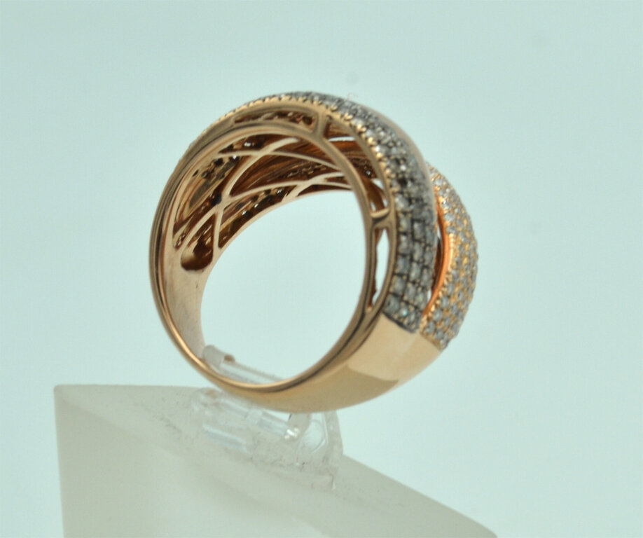 Gold ring with 235 natural diamonds