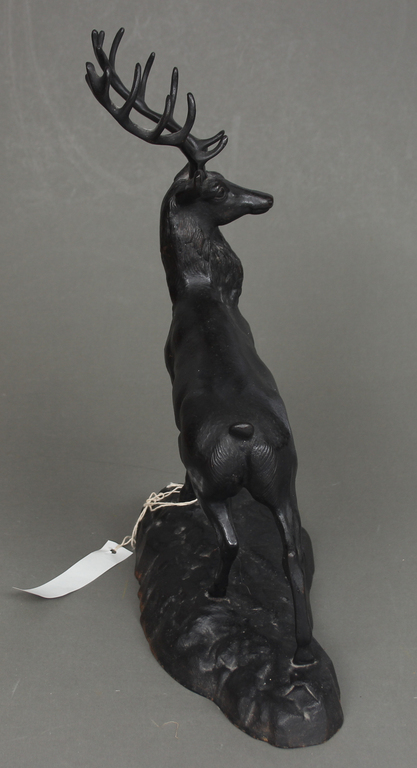 Чугунная скульптура оленя