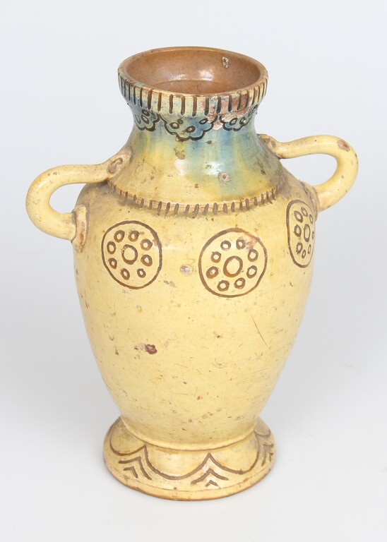 Керамическая ваза с орнаментом