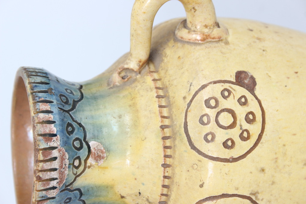 Keramikas vāze ar ornamentiem
