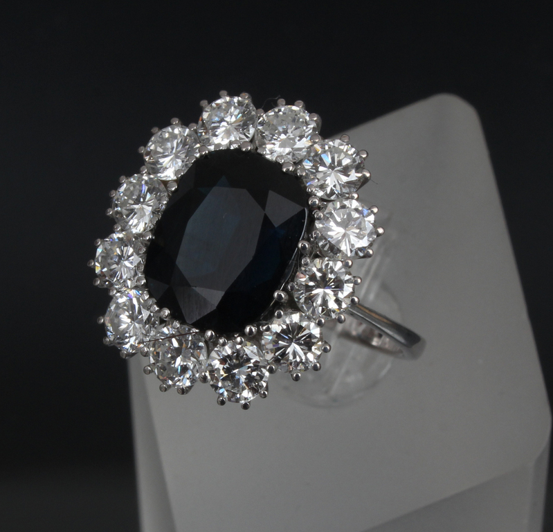 Gold ring with 12 natural diamonds and 1 natural sapphire