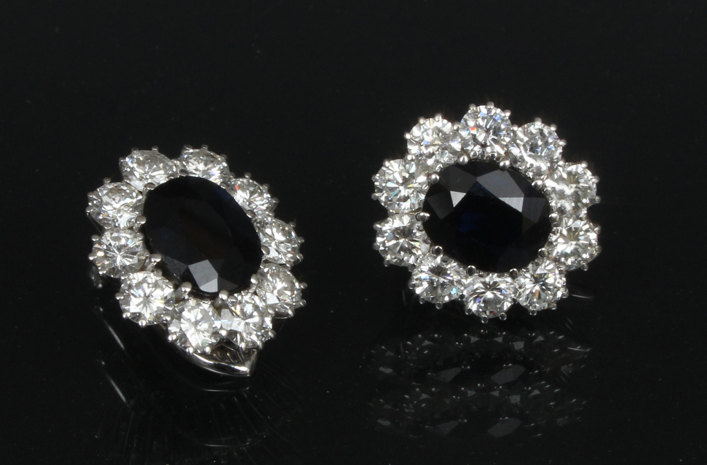 Gold earrings with 20 natural diamonds and 2 natural sapphires