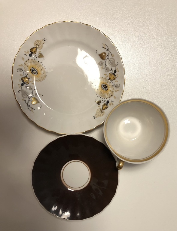 Pieci plānsienu porcelāna trio ( papildus apakštasīte un šķīvītis) no kafijas servīzes 