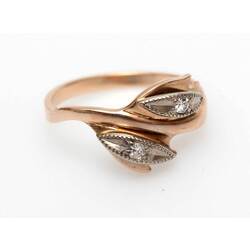 Rozā zelta gredzens ar platīnu un diviem briljantiņiem