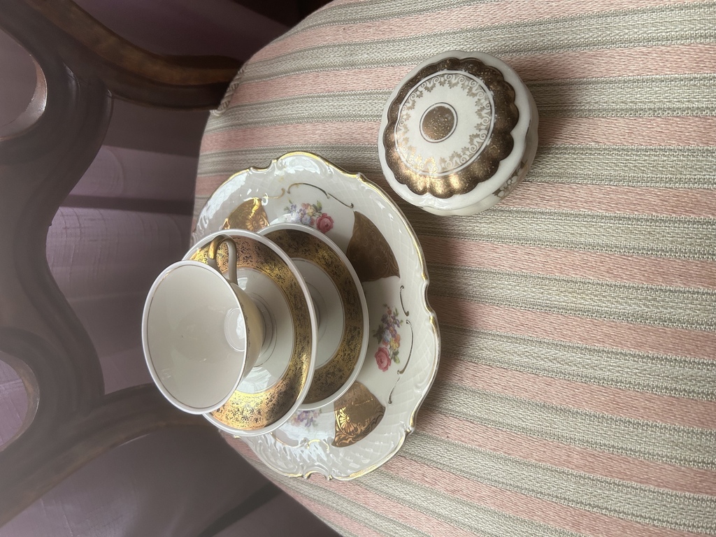 Bavaria Winterling  2 gb zeltītas tasītes ar apakštasīti , Oscar Schlegelmilch porcelāna dārglietu lādīte un apgleznots  zeltīts dekoratīvs šķīvis 