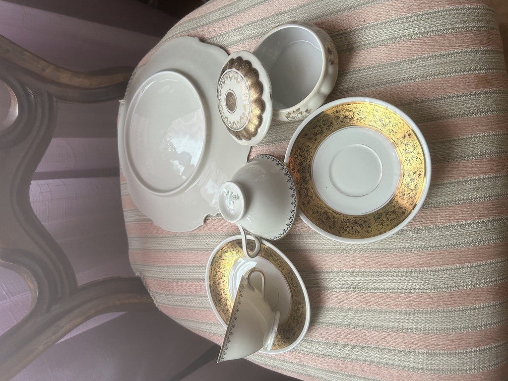 2 позолоченные чашки и блюдца Bavaria Winterling, фарфоровая шкатулка для драгоценностей Oscar Schlegelmilch и декоративная позолоченная тарелка с росписью.