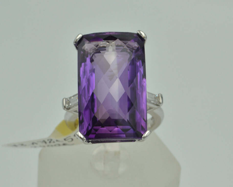 White gold ring with amethyst and diamonds
