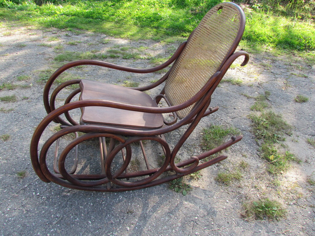 Кресло-качалка в стиле Тонет